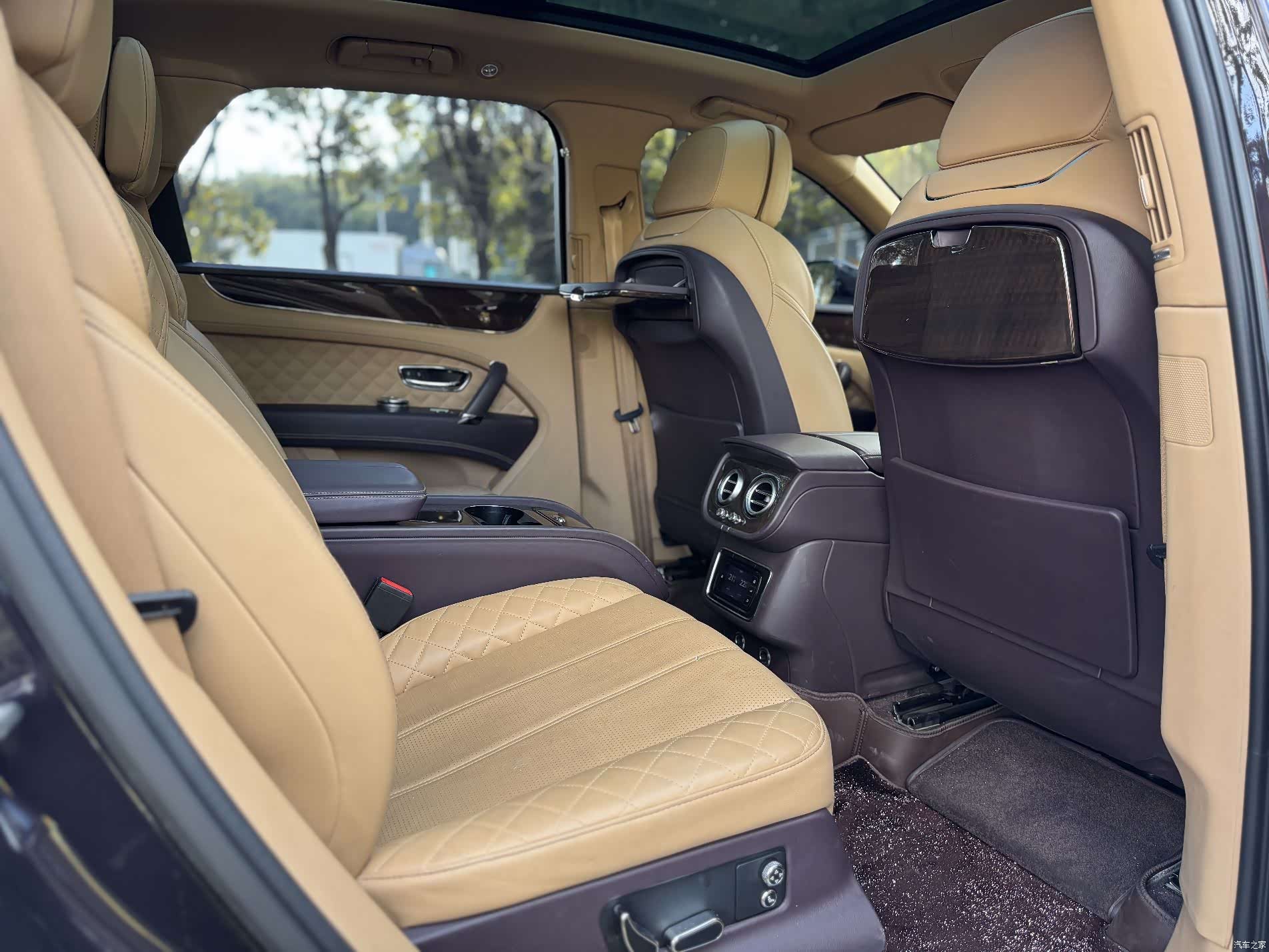 Bentley Bentayga, 2016 20