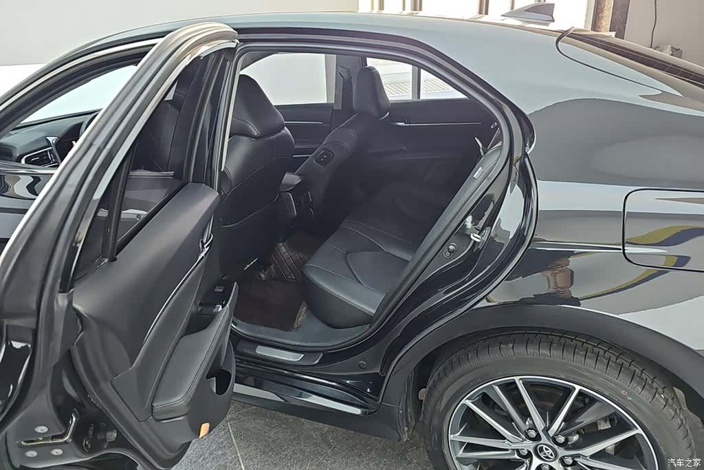 Toyota Camry, 2022 11