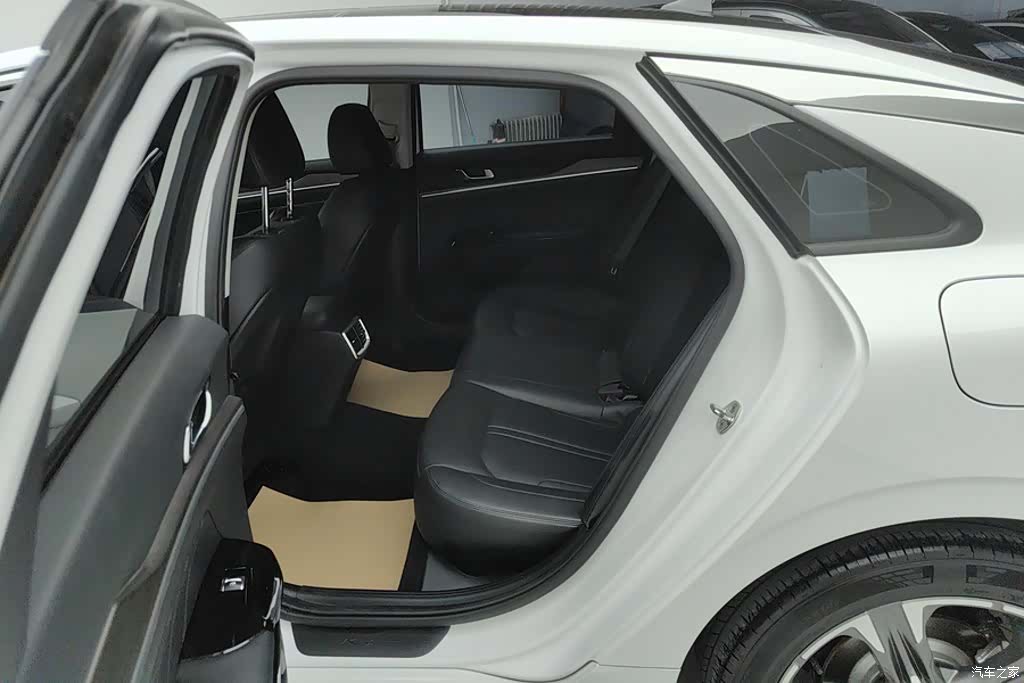 Kia K5, 2023 11