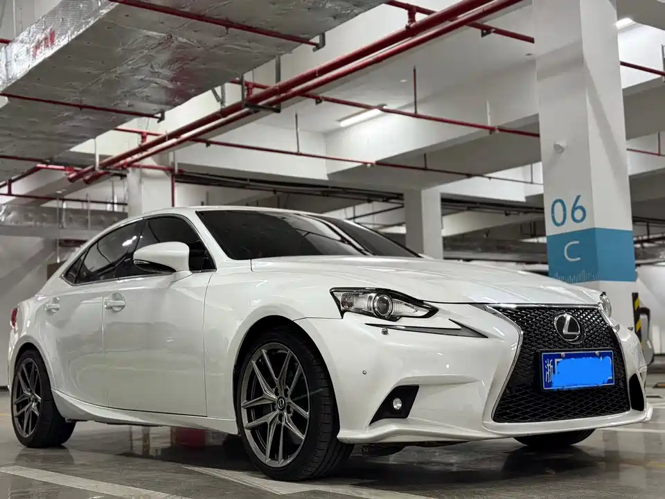 Lexus IS