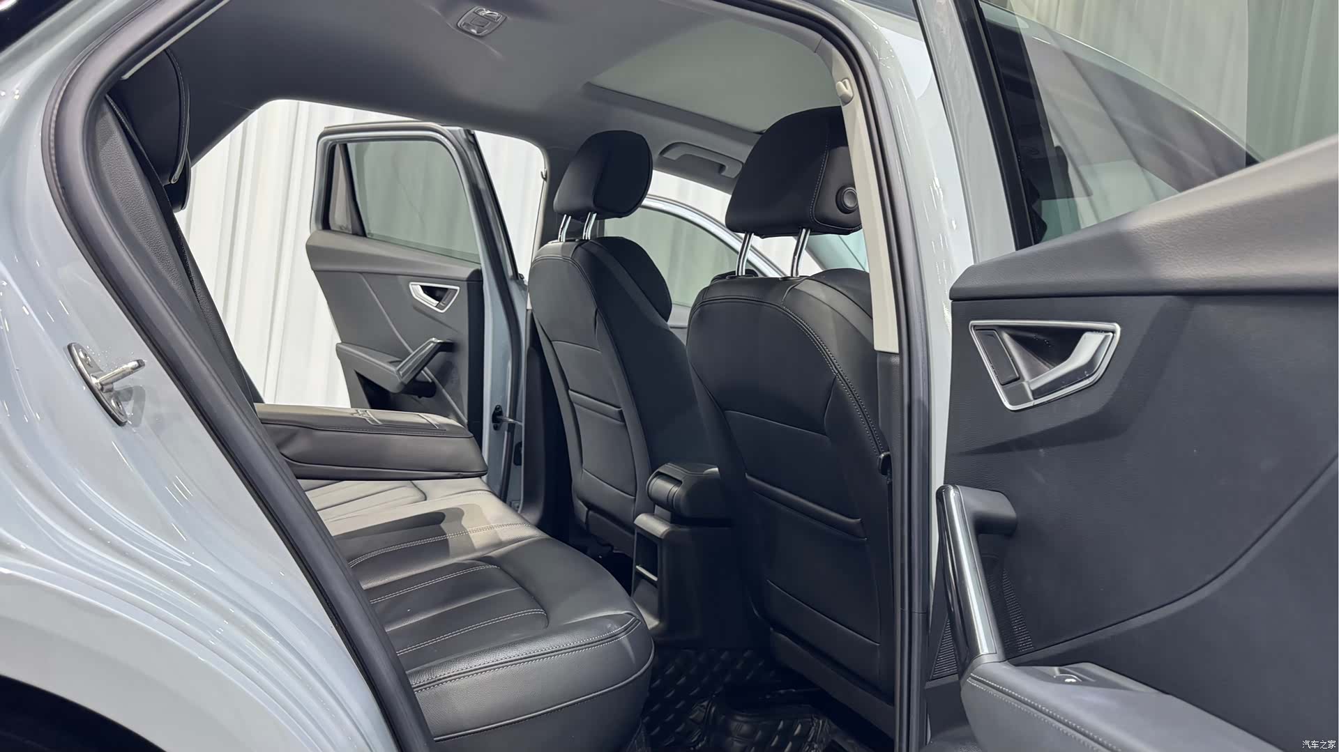 Audi Q2L, 2023 13