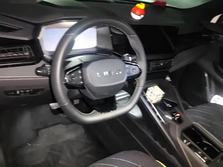 Lynk & Co 06