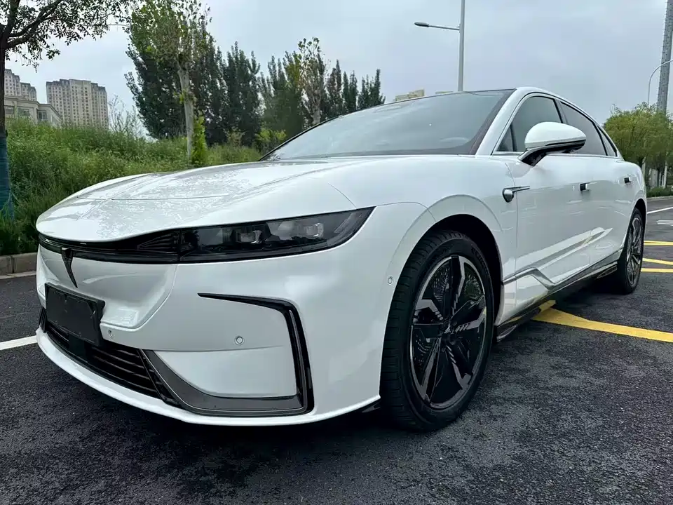 VOYAH Lantu chasing light