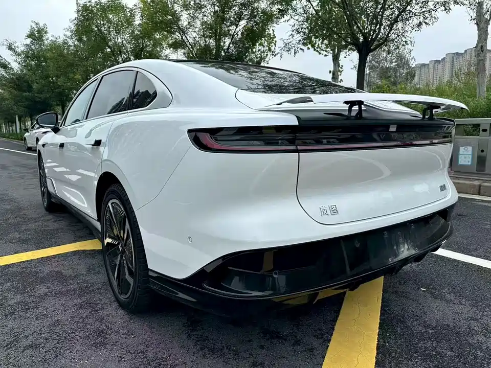 VOYAH Lantu chasing light