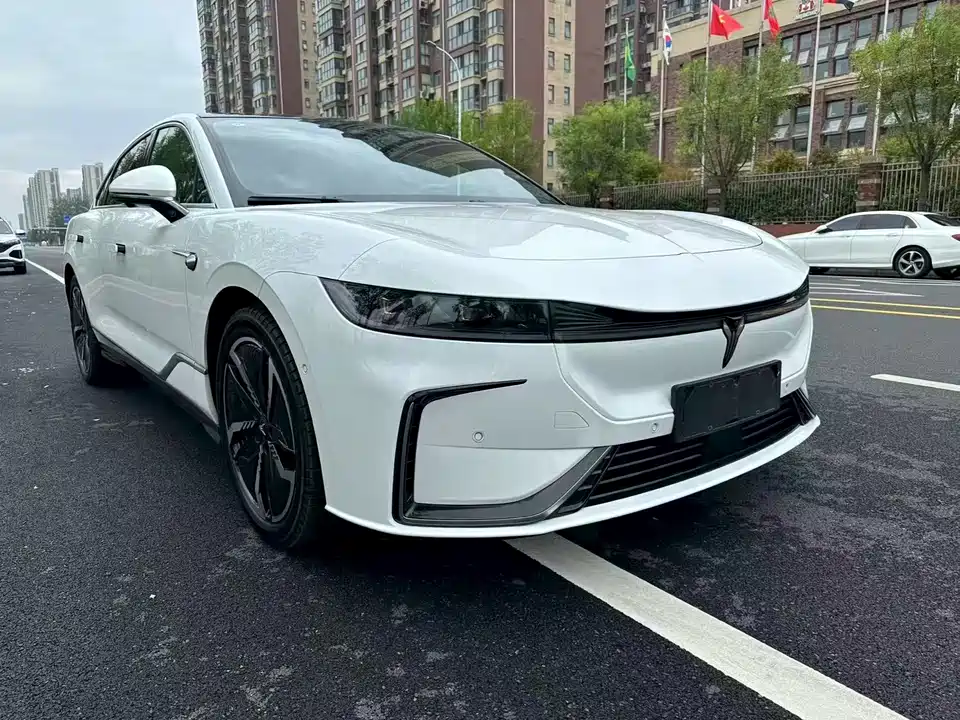 VOYAH Lantu chasing light