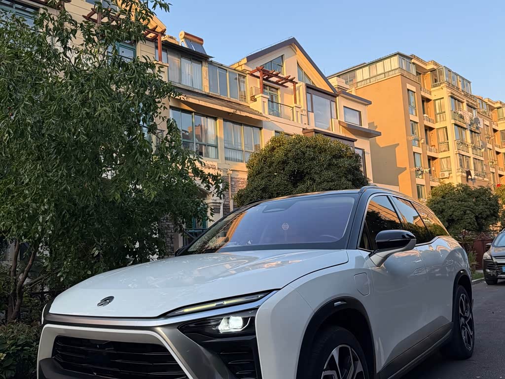 NIO ES8