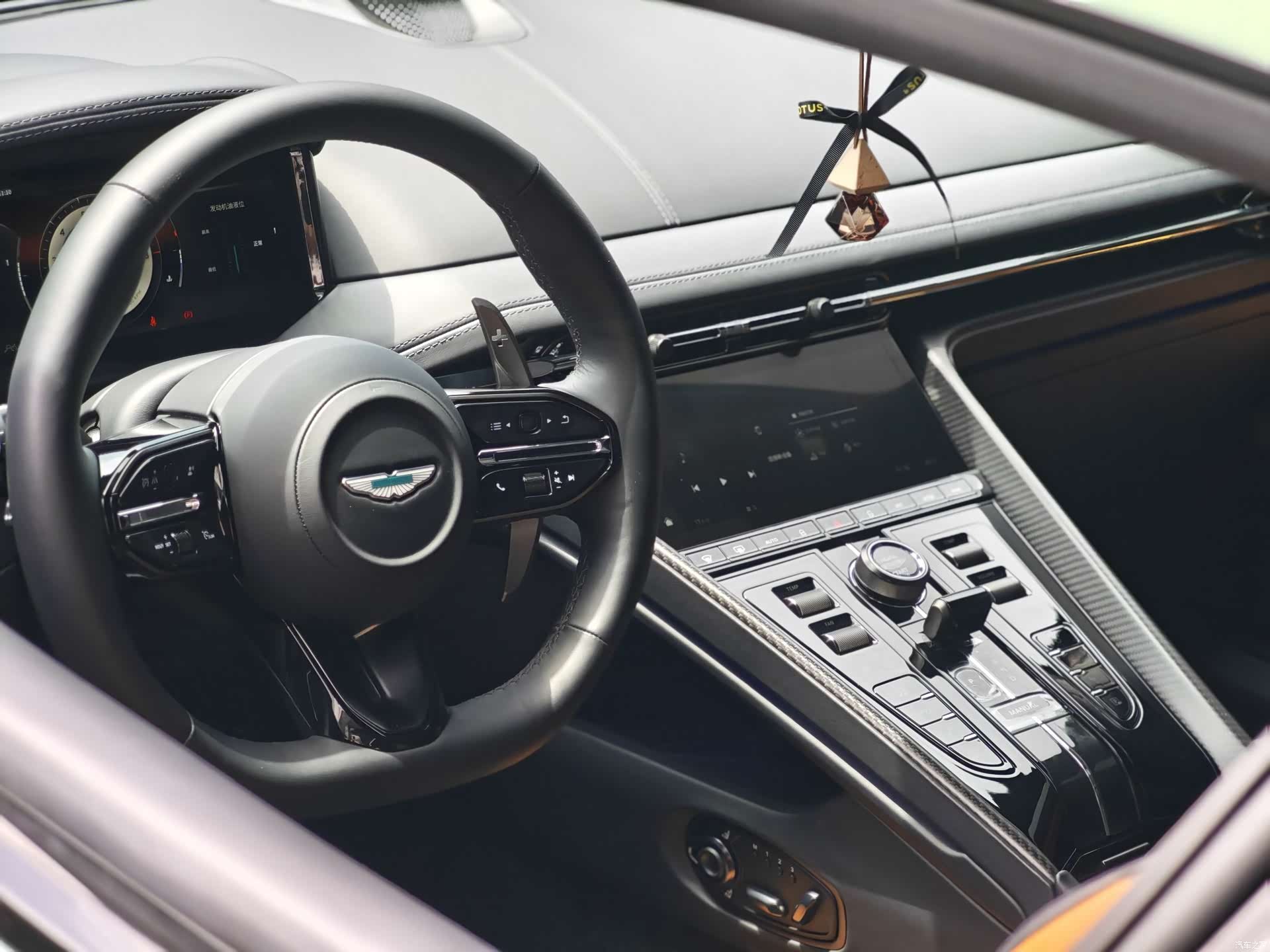 Aston Martin DB12, 2024 17