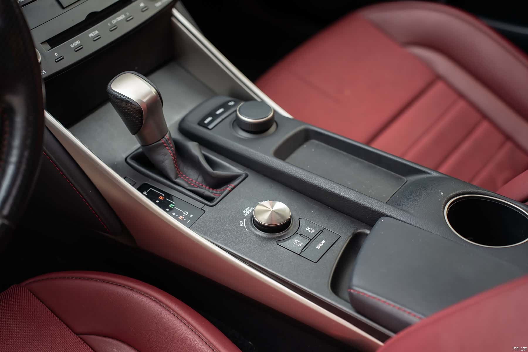 Lexus IS, 2016 13