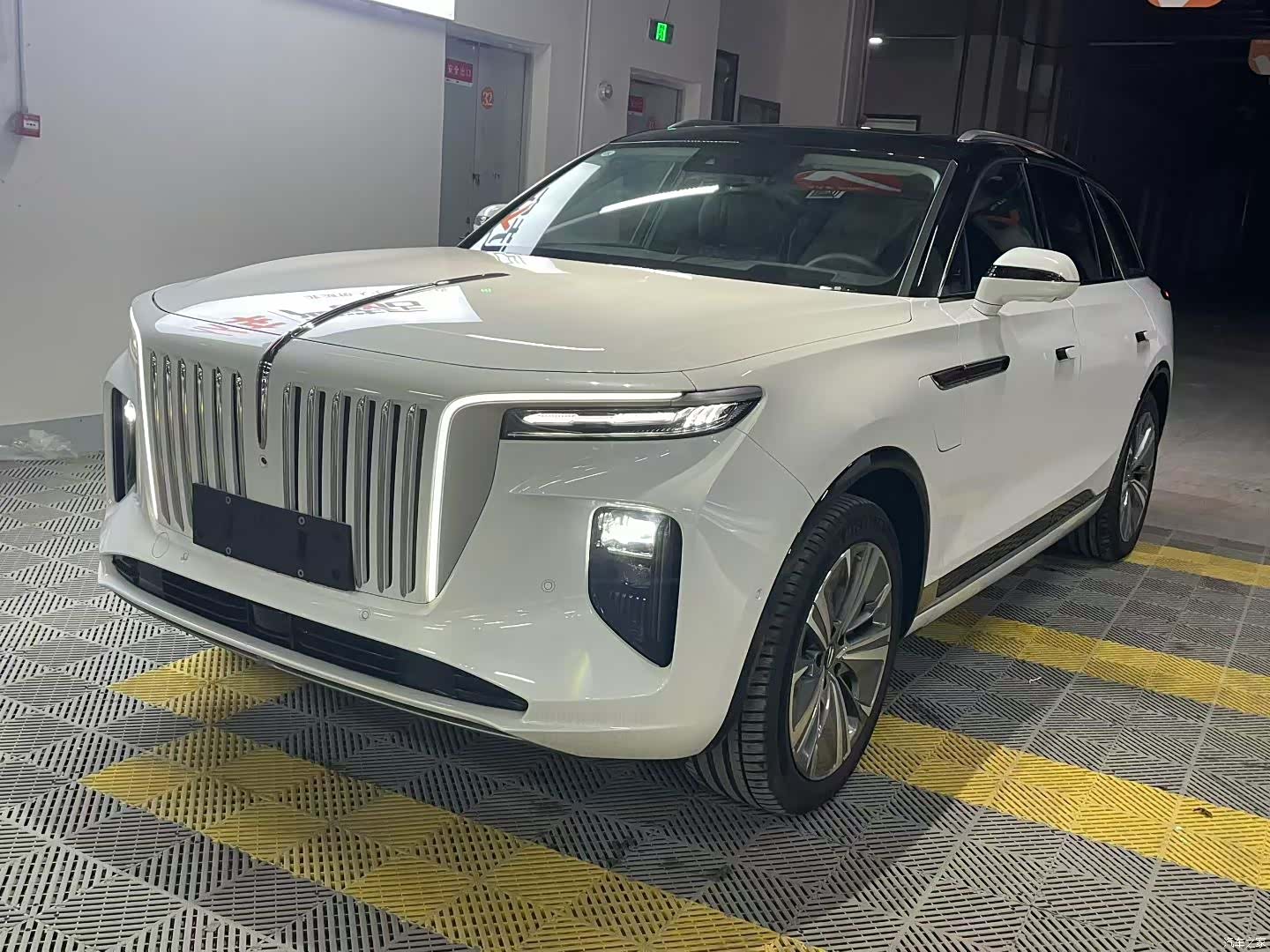 Hongqi E-HS9