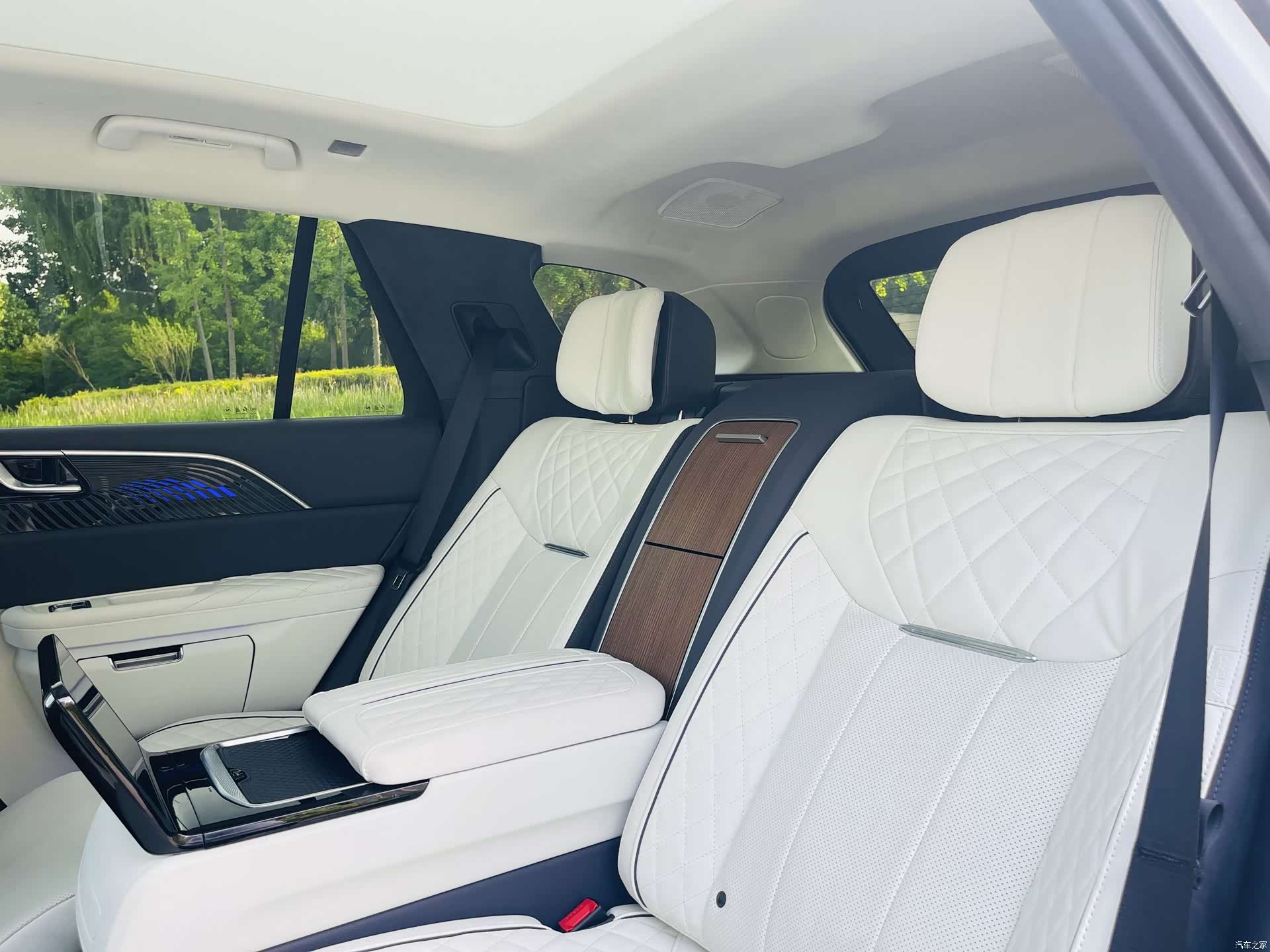 Hongqi E-HS9, 2023 19