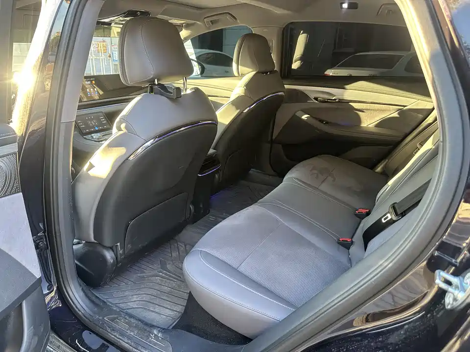 VOYAH Lantu chasing light