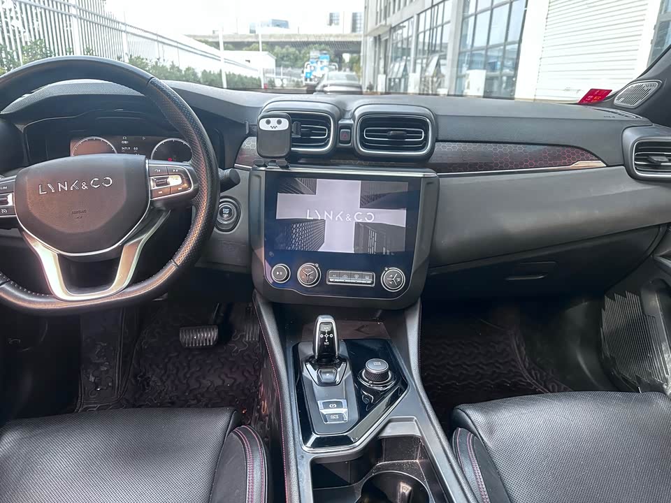 Lynk & Co 03