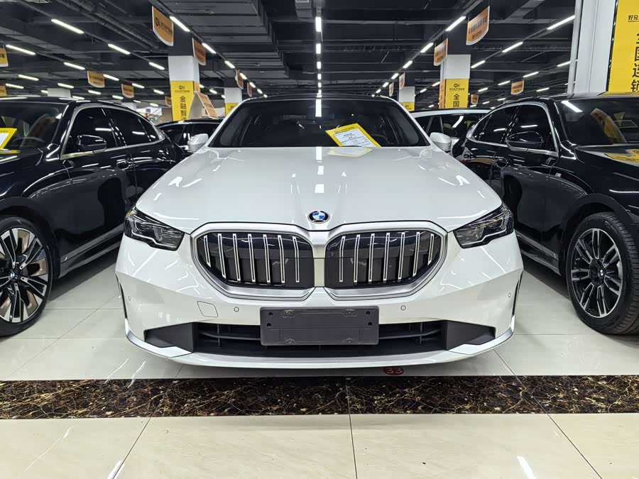 BMW 5 Series 2025, фото 2