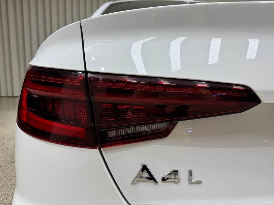 Audi A4L 2019, фото 32