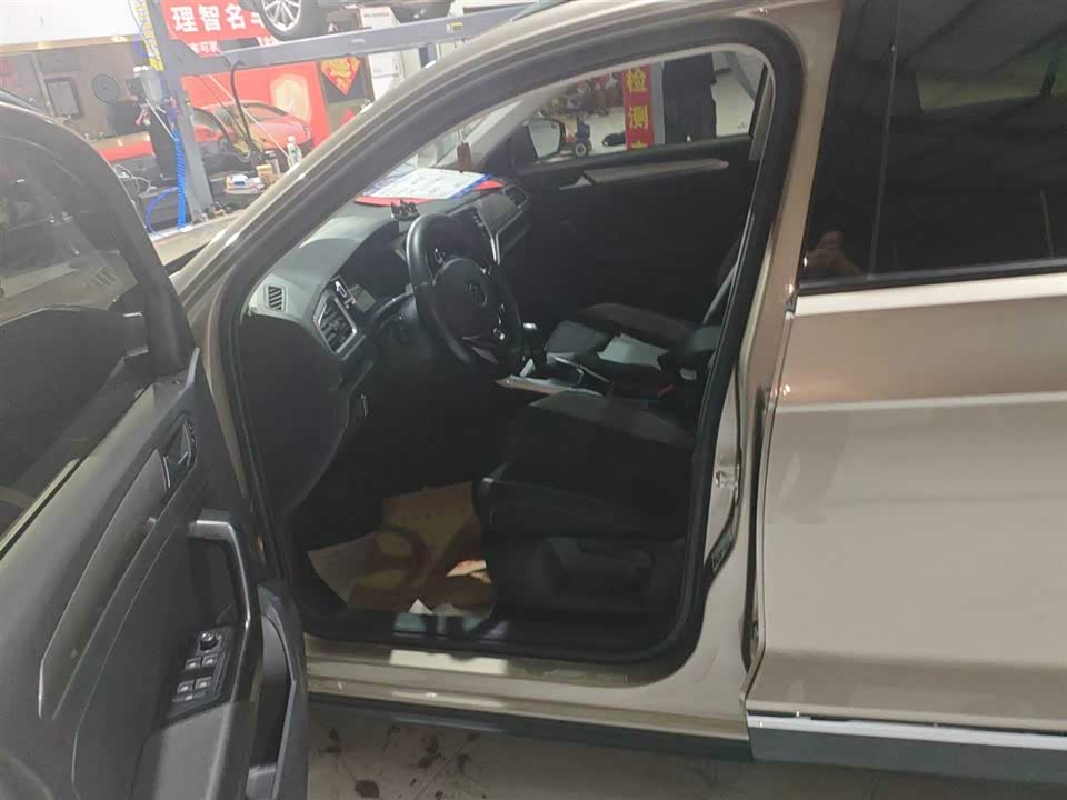 Volkswagen T-ROC exploring Songs