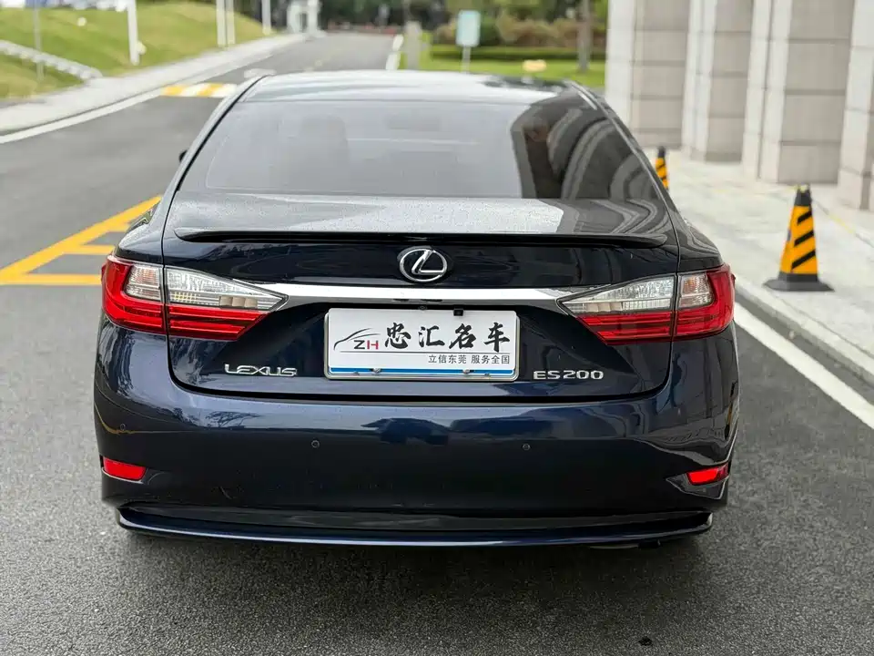 Lexus ES