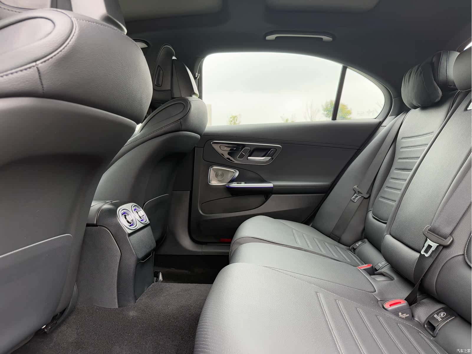 Mercedes-Benz C-Class, 2024 13