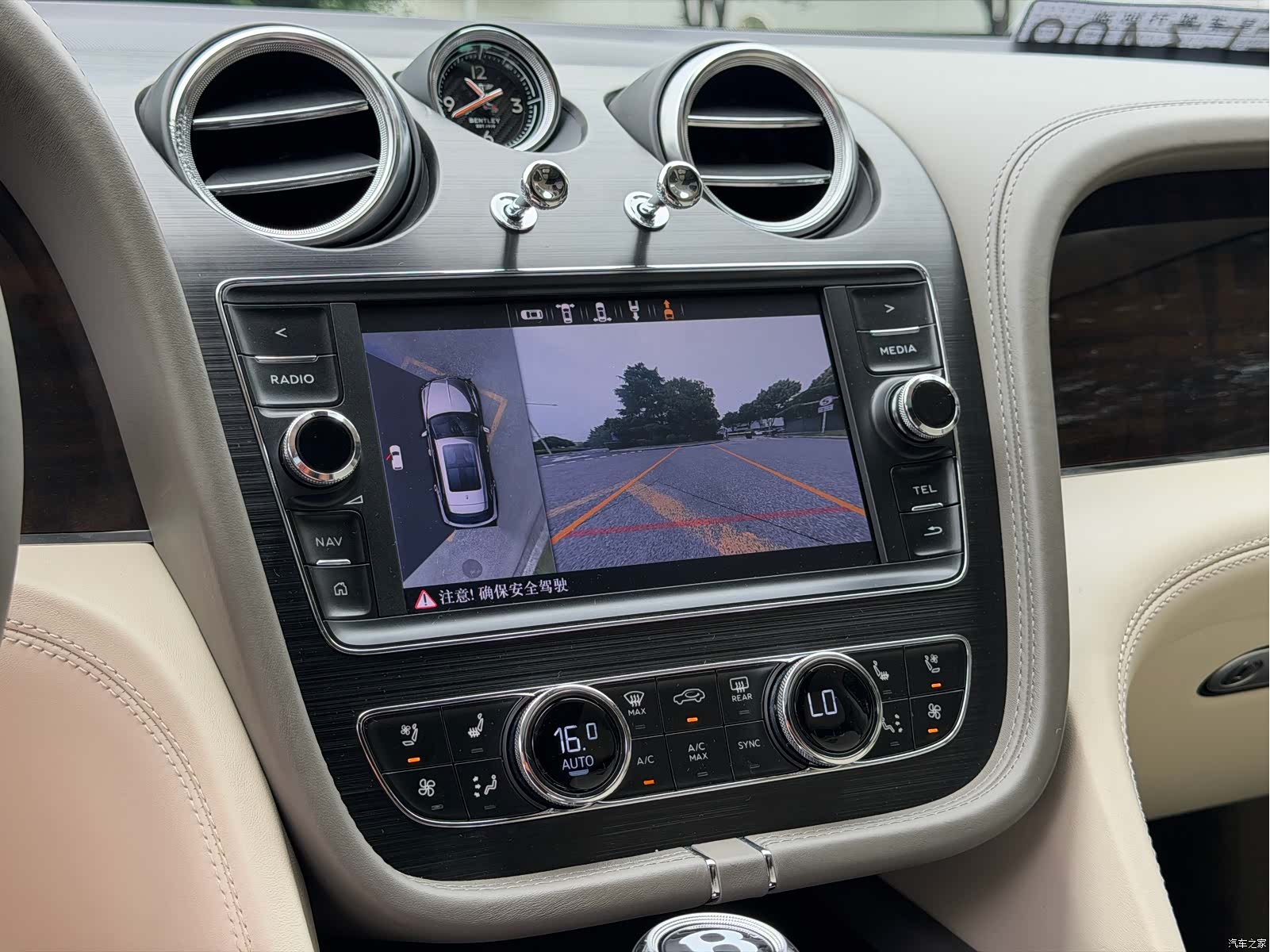 Bentley Bentayga, 2019 14