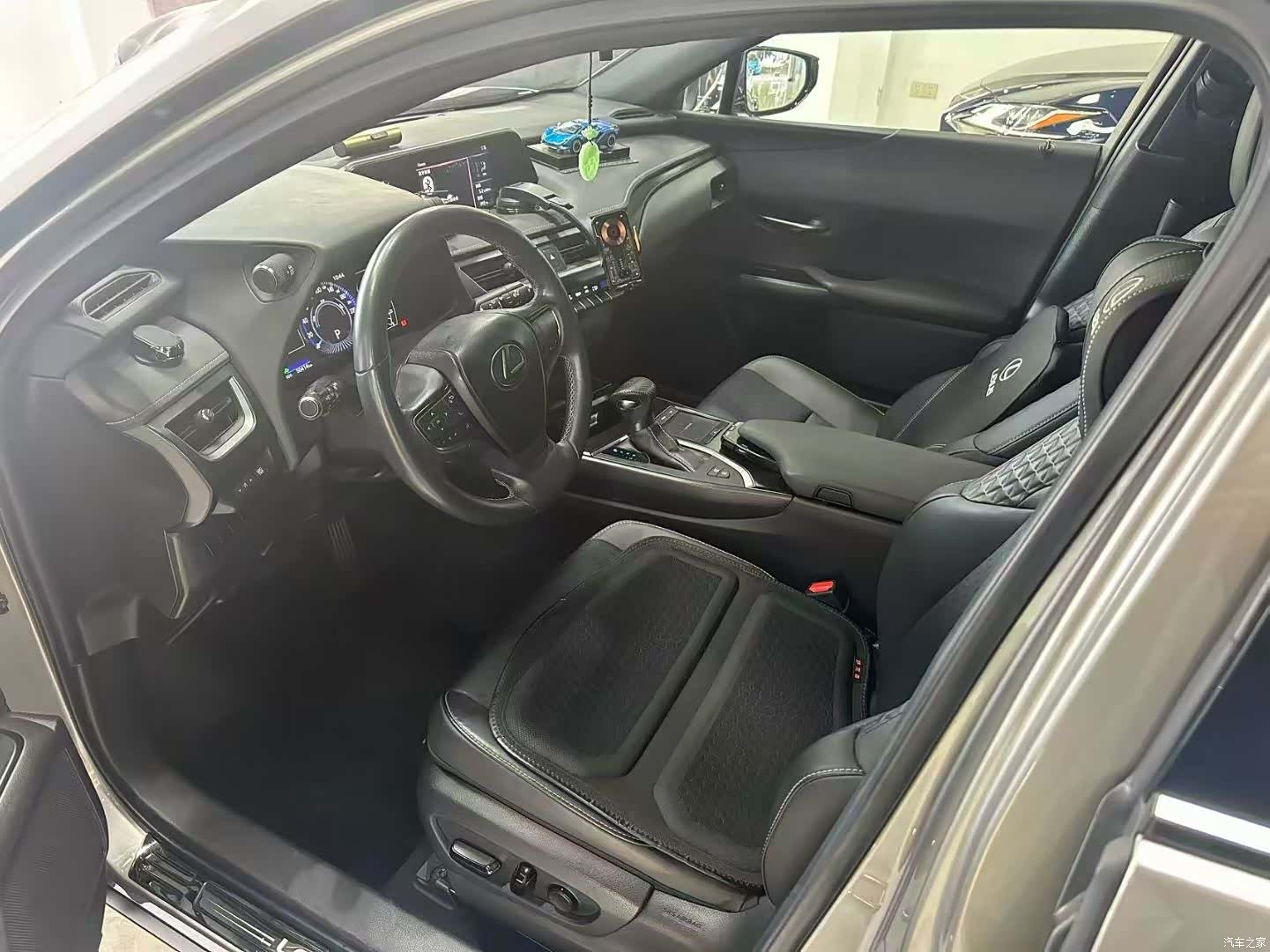 Lexus UX, 2021 4