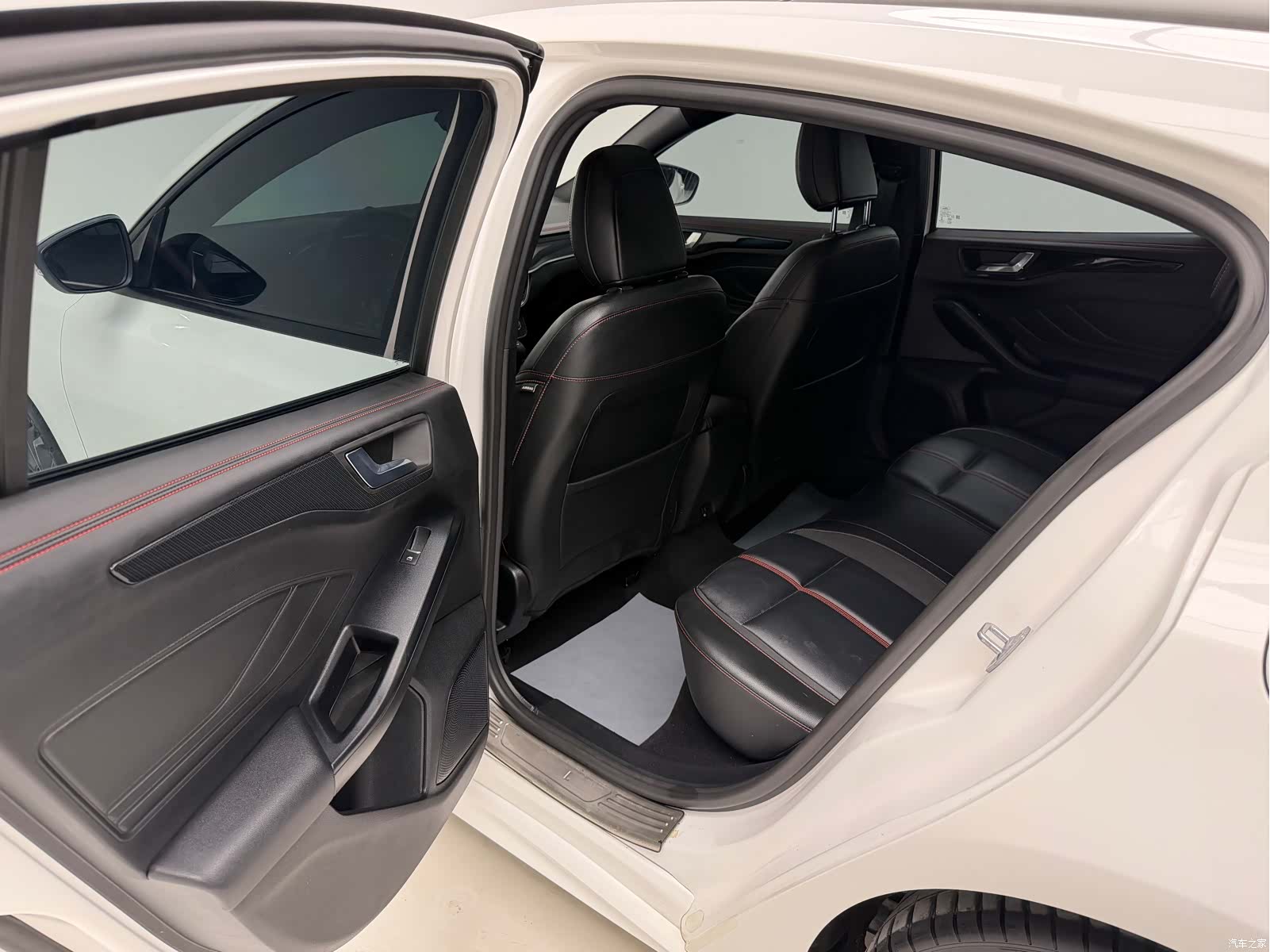 Ford Focus, 2023 13