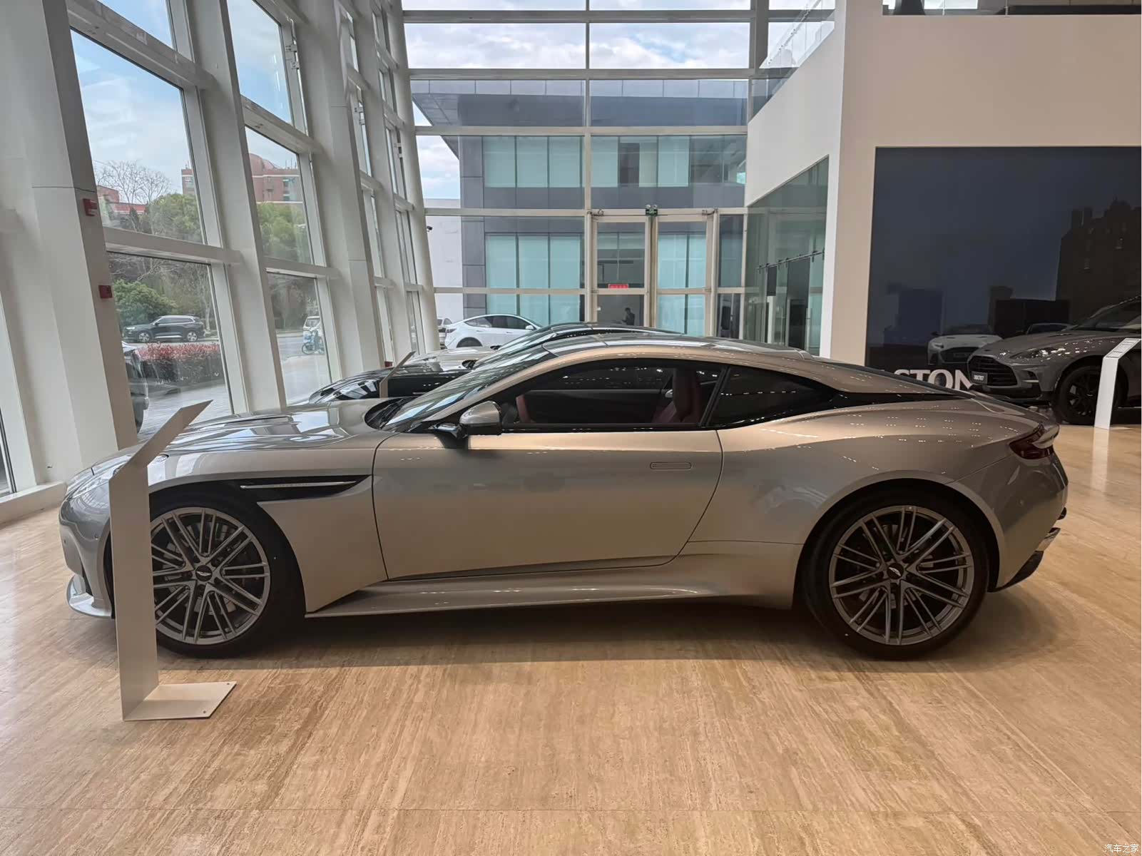 Aston Martin DB12, 1900 все фото