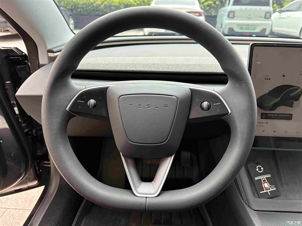 Tesla Model 3, 2025 7