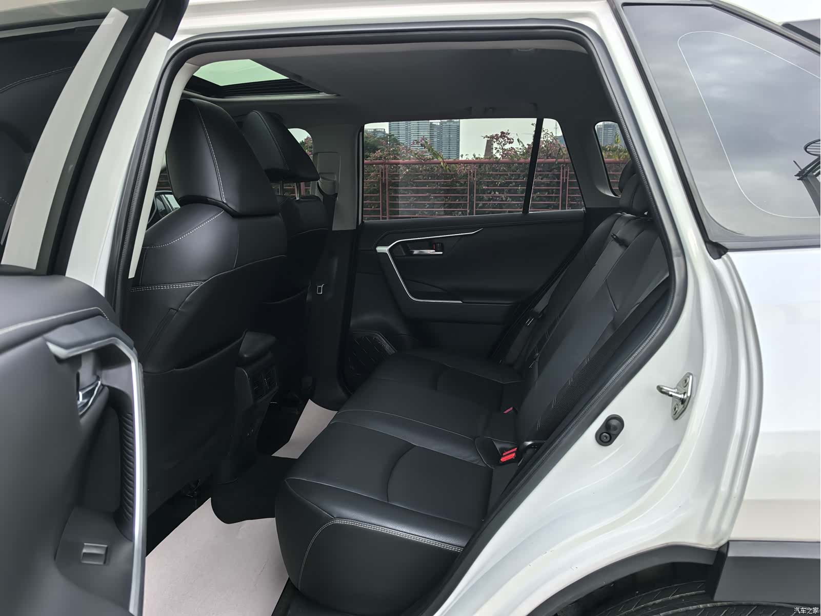 Toyota RAV4, 2021 все фото