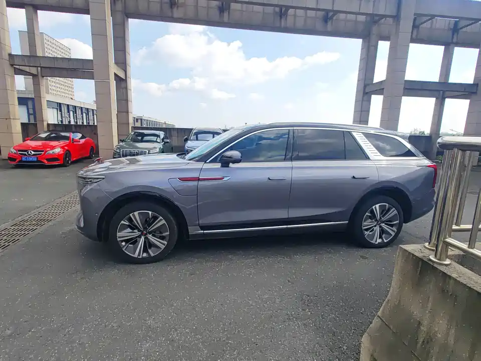 Hongqi E-HS9