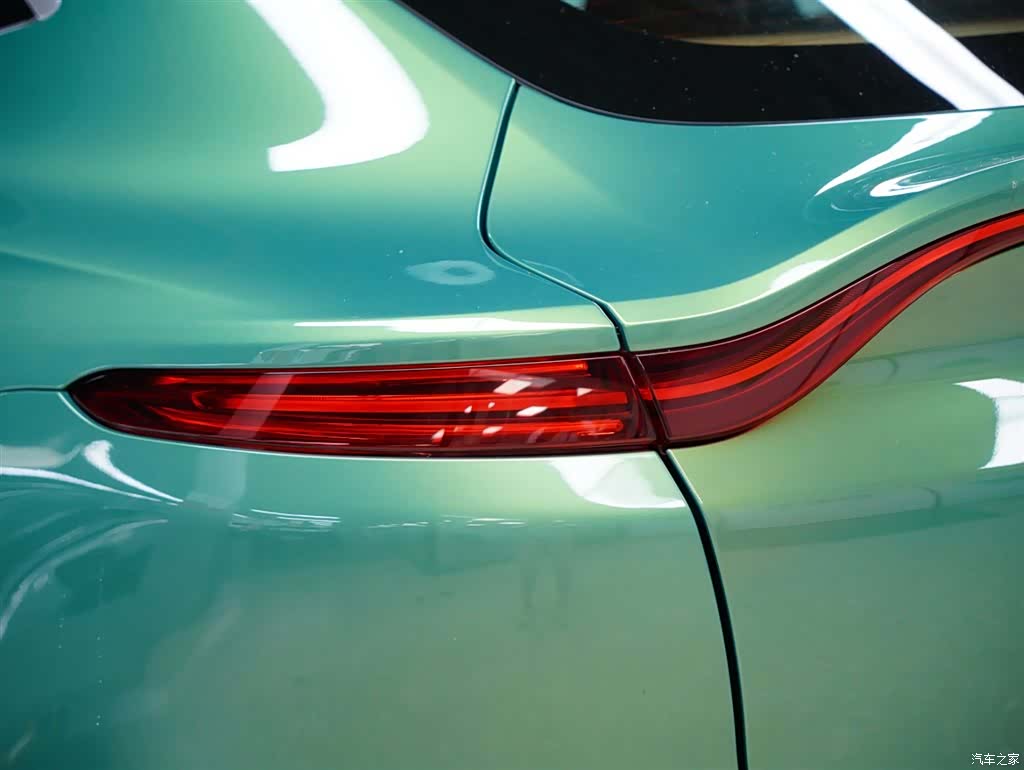 Aston Martin DBX, 2023 4