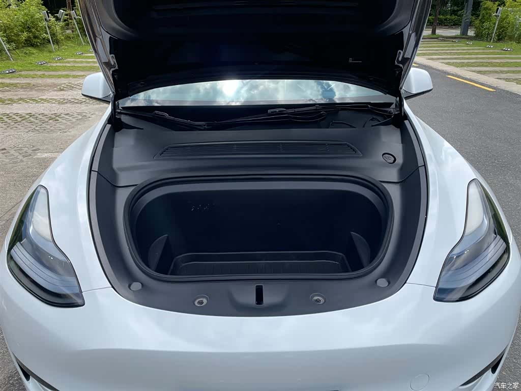 Tesla Model Y, 2023 27
