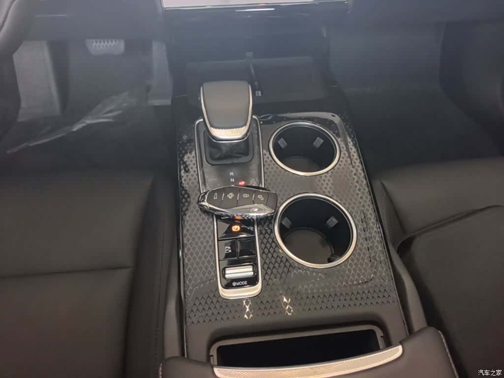 Hongqi HS3, 2026 14