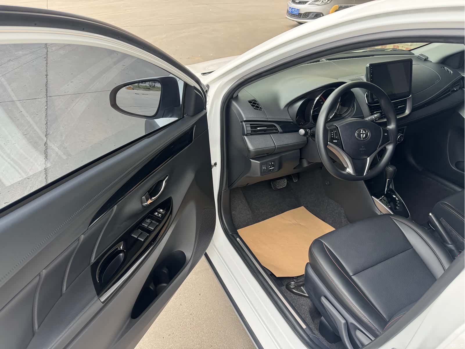 Toyota YARiS L, 2023 все фото