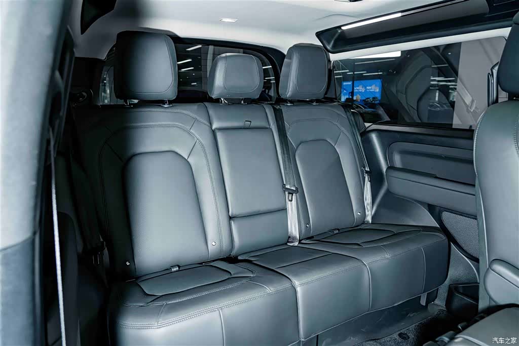 Land Rover Defender, 2024 22