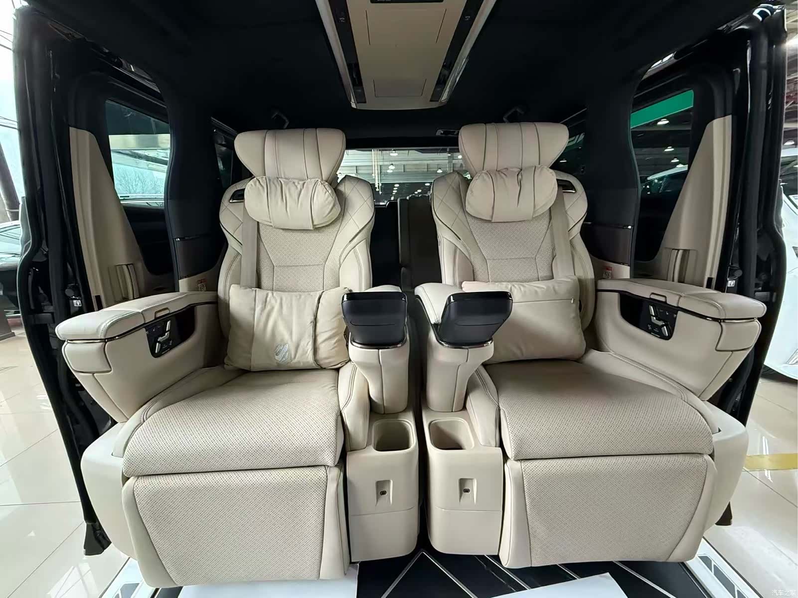 Toyota Alphard, 2024 20