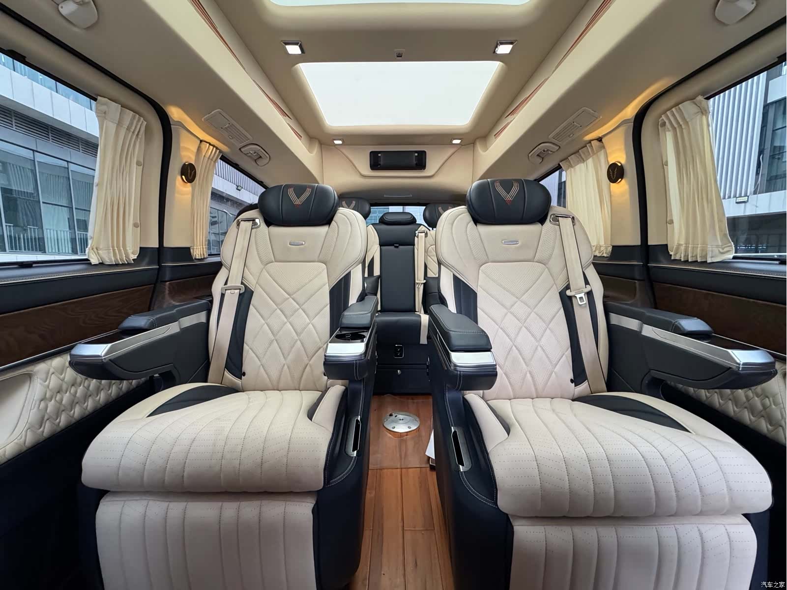 Mercedes-Benz V-Class, 2023 16