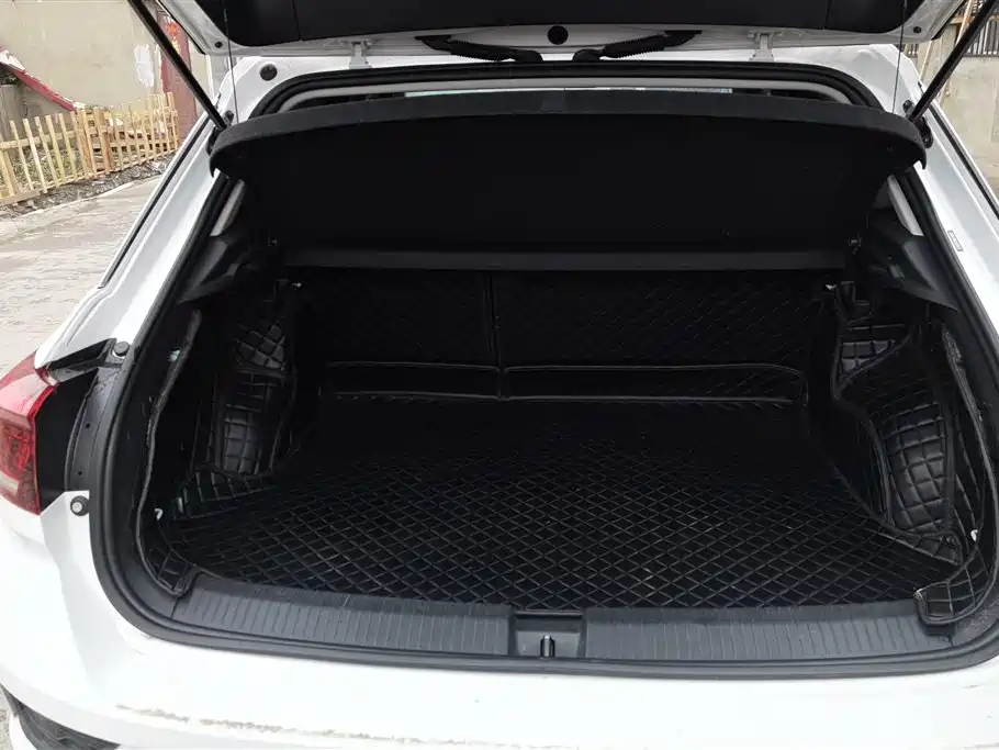 Volkswagen T-ROC exploring Songs