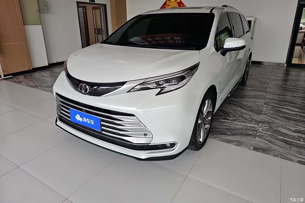 Toyota Sienna, 2024 1