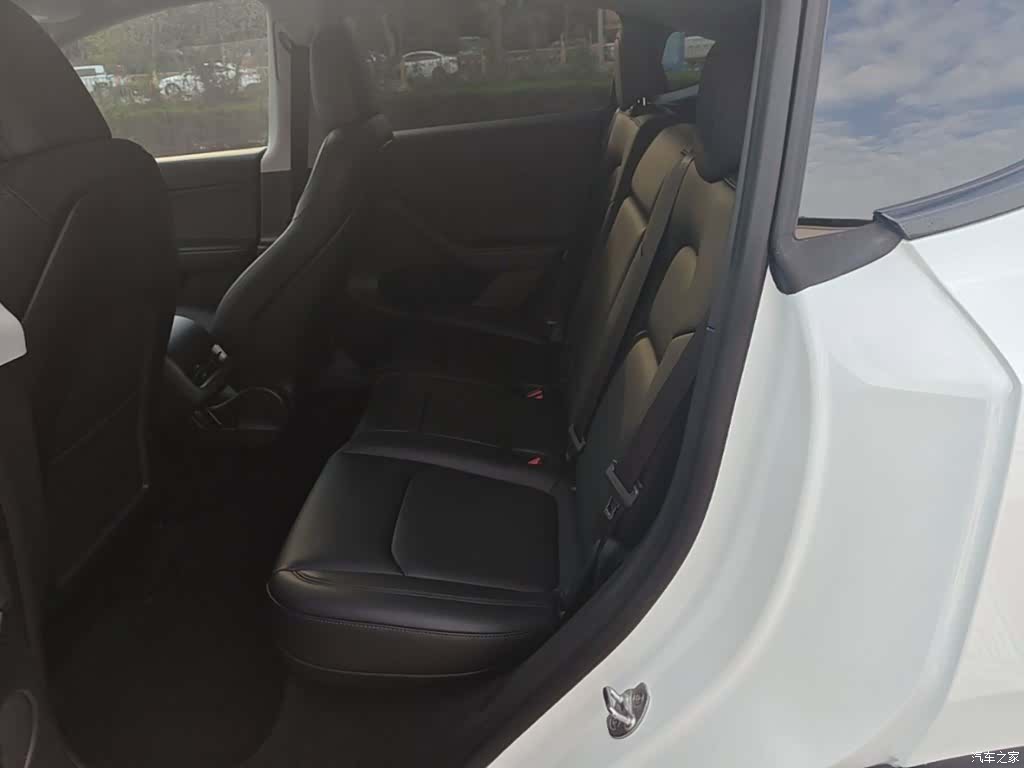 Tesla Model Y, 2023 13