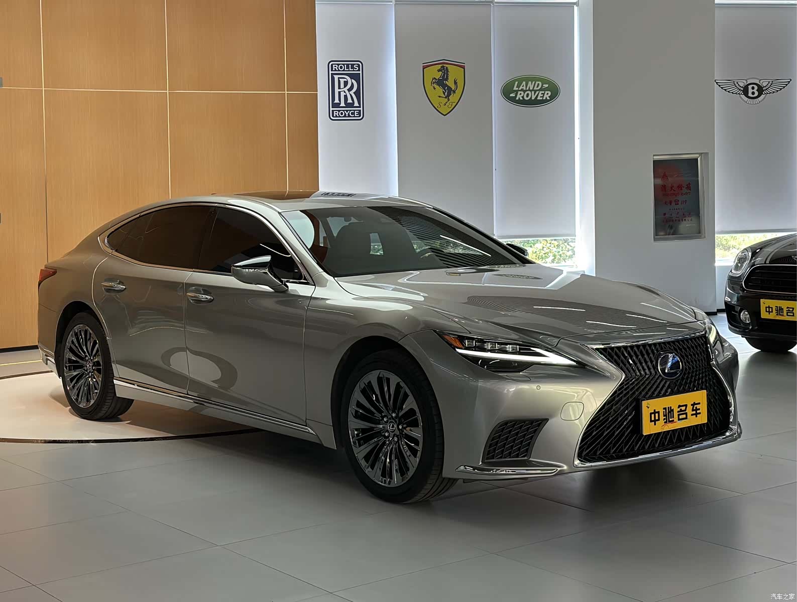 Lexus LS, 2022 3
