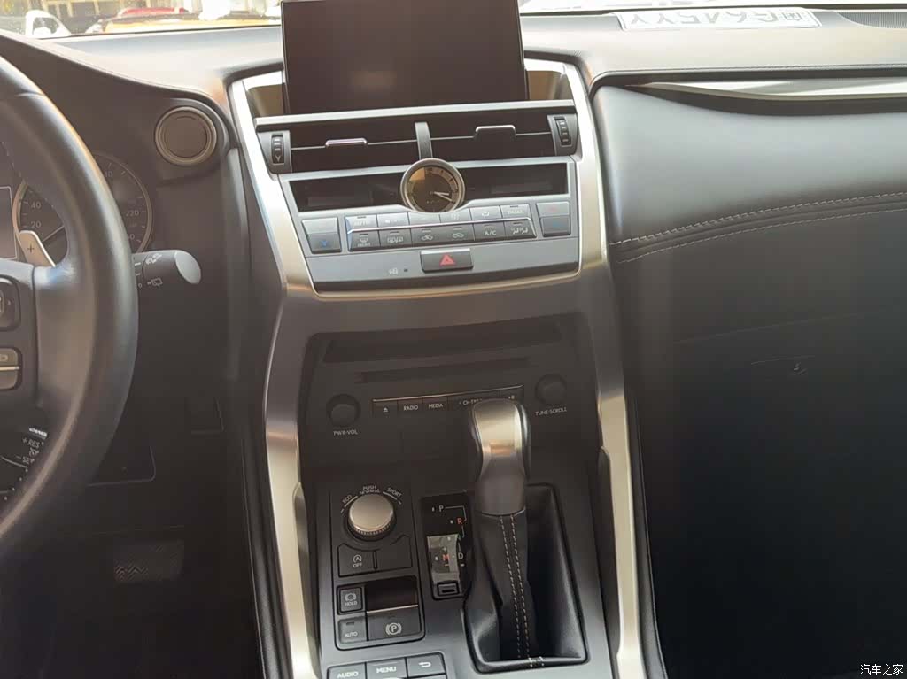 Lexus NX, 2015 10