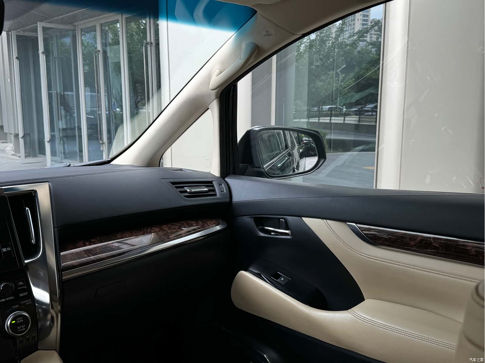 Toyota Alphard, 2019 22