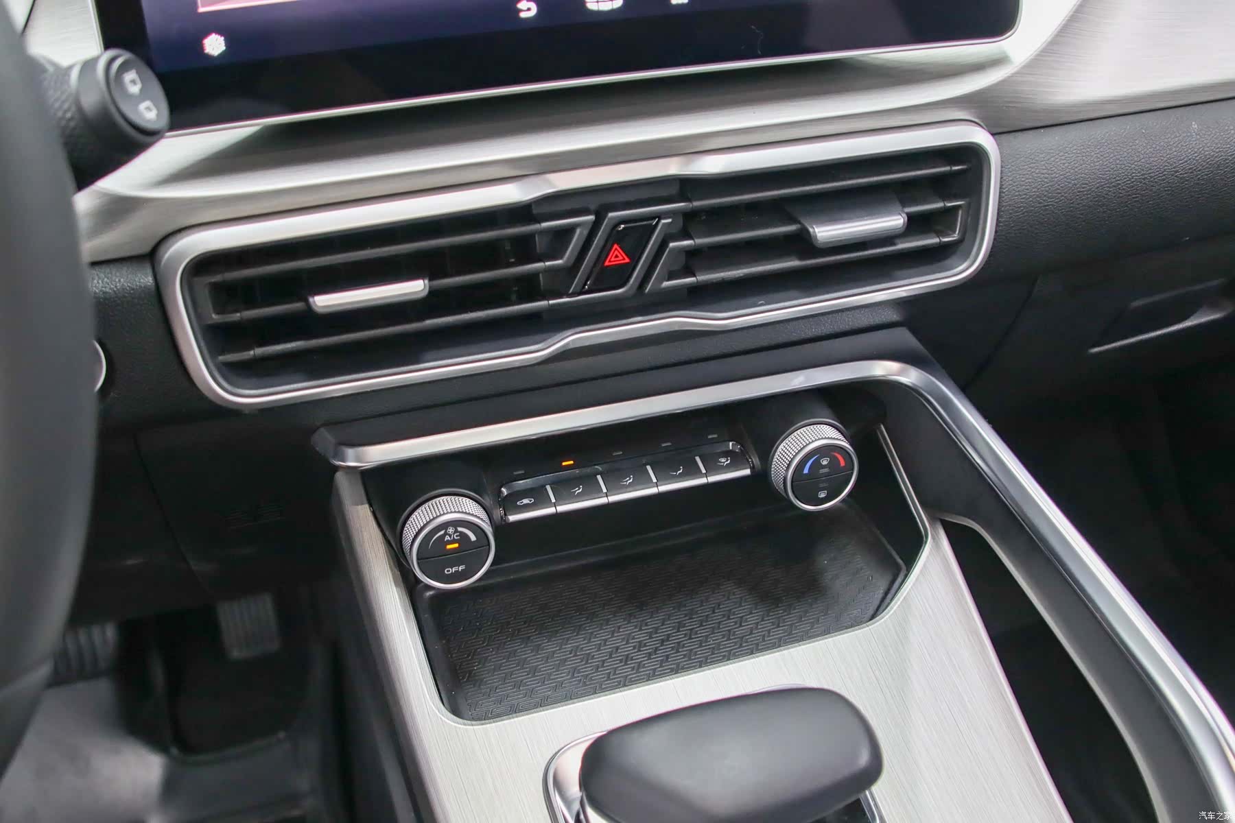 Geely Coolray, 2022 10