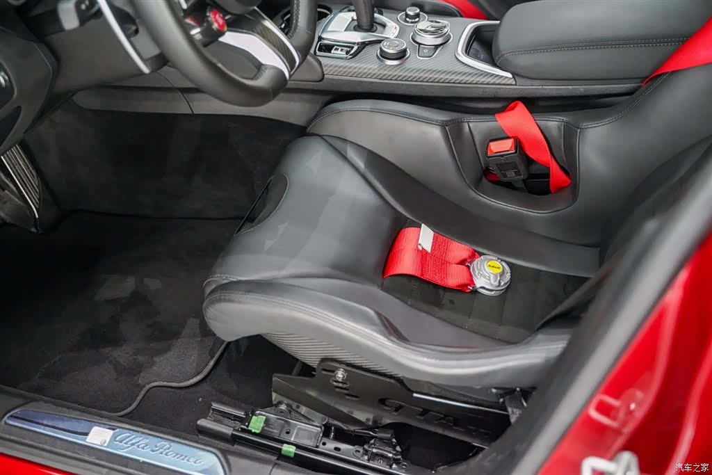 Alfa Romeo Giulia, 2022 13