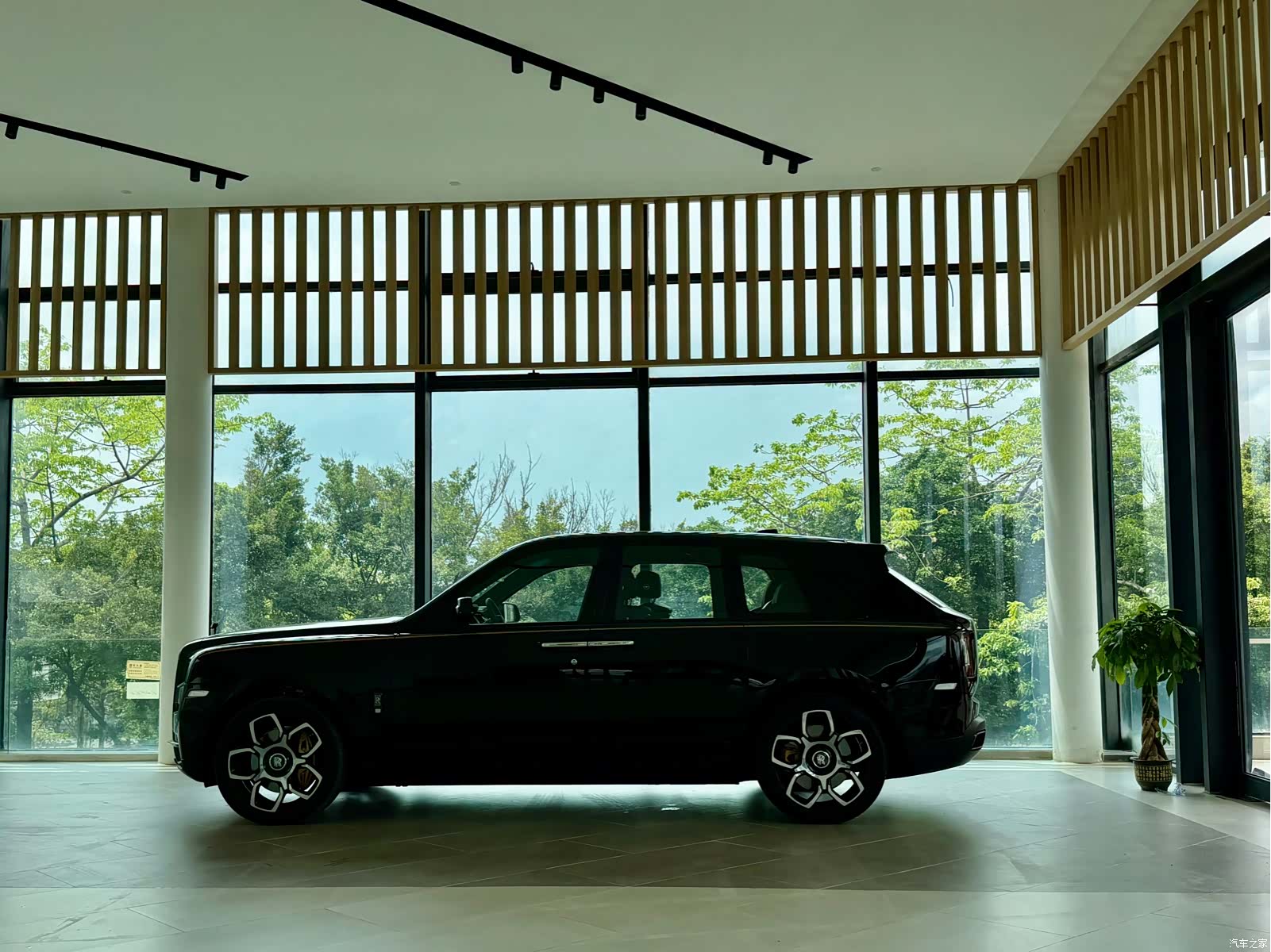 Rolls-Royce Cullinan, 2022 4