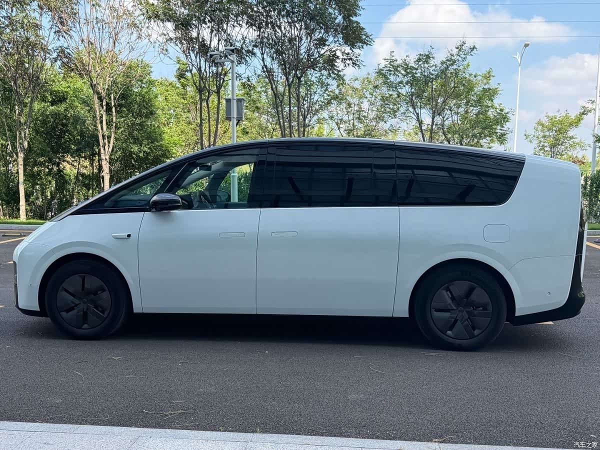 Li Auto MEGA, 2025 7