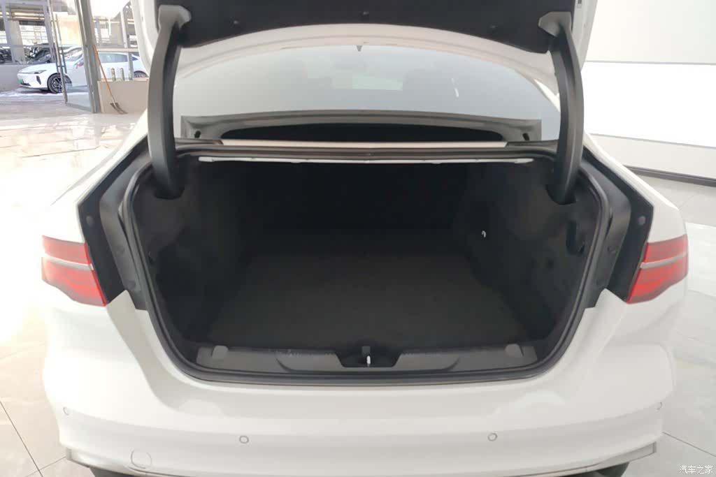 Land Rover XEL, 2022 4