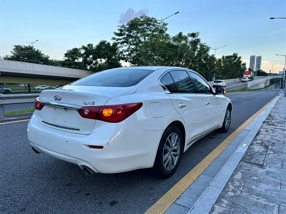 Infiniti Q50L