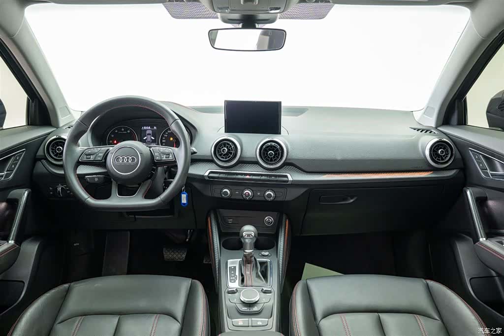 Audi Q2L, 2025 6