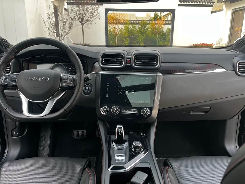Lynk & Co 03