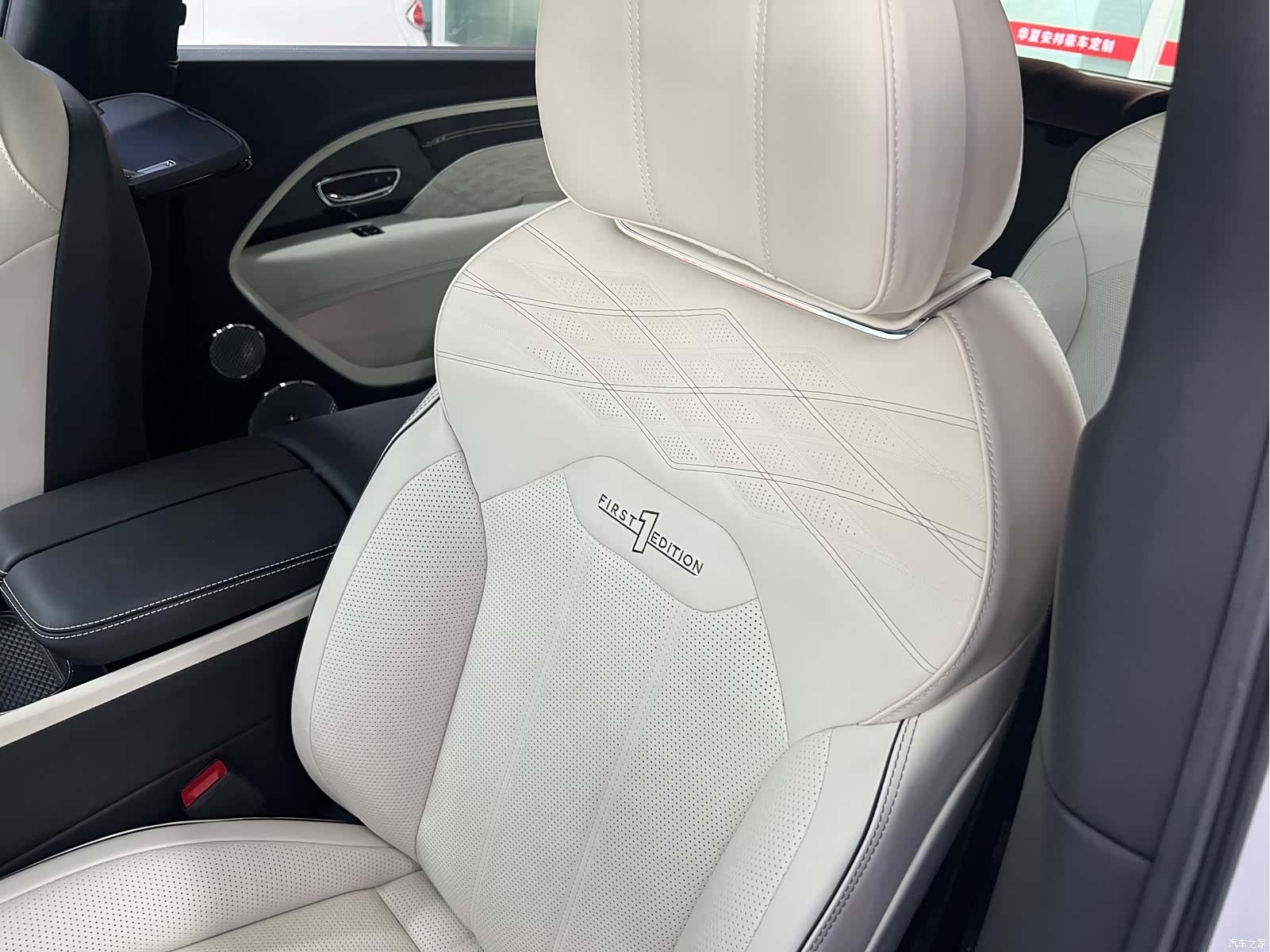 Bentley Bentayga, 2024 10